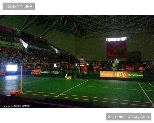 赛场花絮：大雨中维拉公园球场顶棚漏水，比赛一度短暂中断