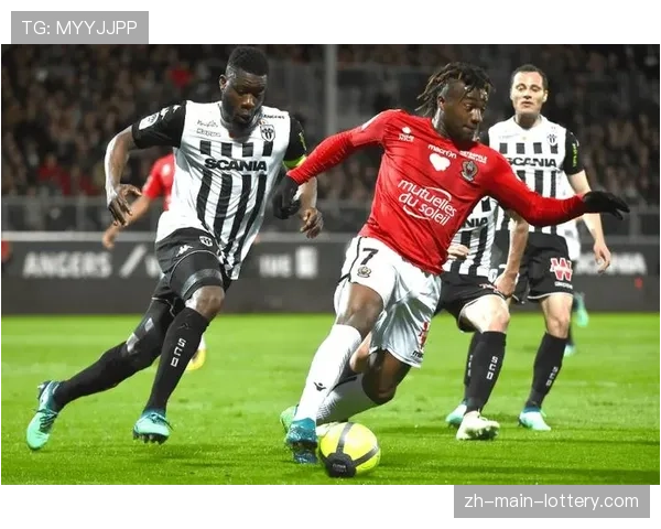 里昂对阵梅斯比赛因场外突发事件短暂中断